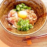 冷たいおうどん。納豆とオクラとみょうがとおねぎ。